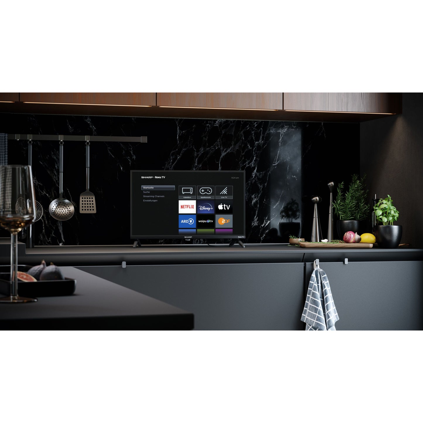 Sharp 24GD2225E im Wohnraum mit Roku TV Startbildschirm